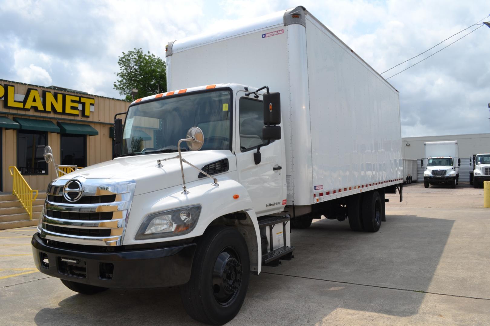 2016 WHITE /BLACK HINO 268 with an JO8E-VC 7.7L 220HP engine, ALLISON 2500RDS AUTOMATIC transmission, located at 9172 North Fwy, Houston, TX, 77037, (713) 910-6868, 29.887470, -95.411903 - 25,950LB GVWR NON CDL, MORGAN 26FT BOX, 109" X102", MAXON 3,300LB CAPACITY STEEL LIFT GATE, DUAL 50 GALLON FUEL TANKS, POWER WINDOWS, LOCKS, & MIRROS - Photo#0